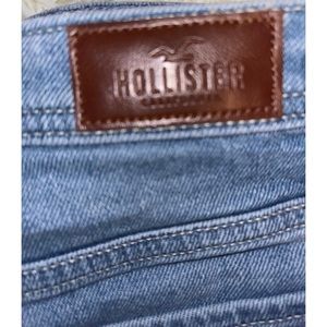 Hollister Ultra High-Rise Mom Jean Shorts 3”. Size 1/W25